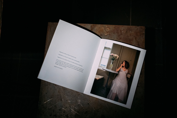 Jennifer Janowskis Buch liegt aufgeschlagen auf einem Tisch zu sehen ist eine Frau in einem weißen Kleid und ein Blumenstrauß in einer Vase