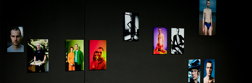 Porträt eines Mannes in verschiedenen Situationen hängen an einer schwarzen Wand